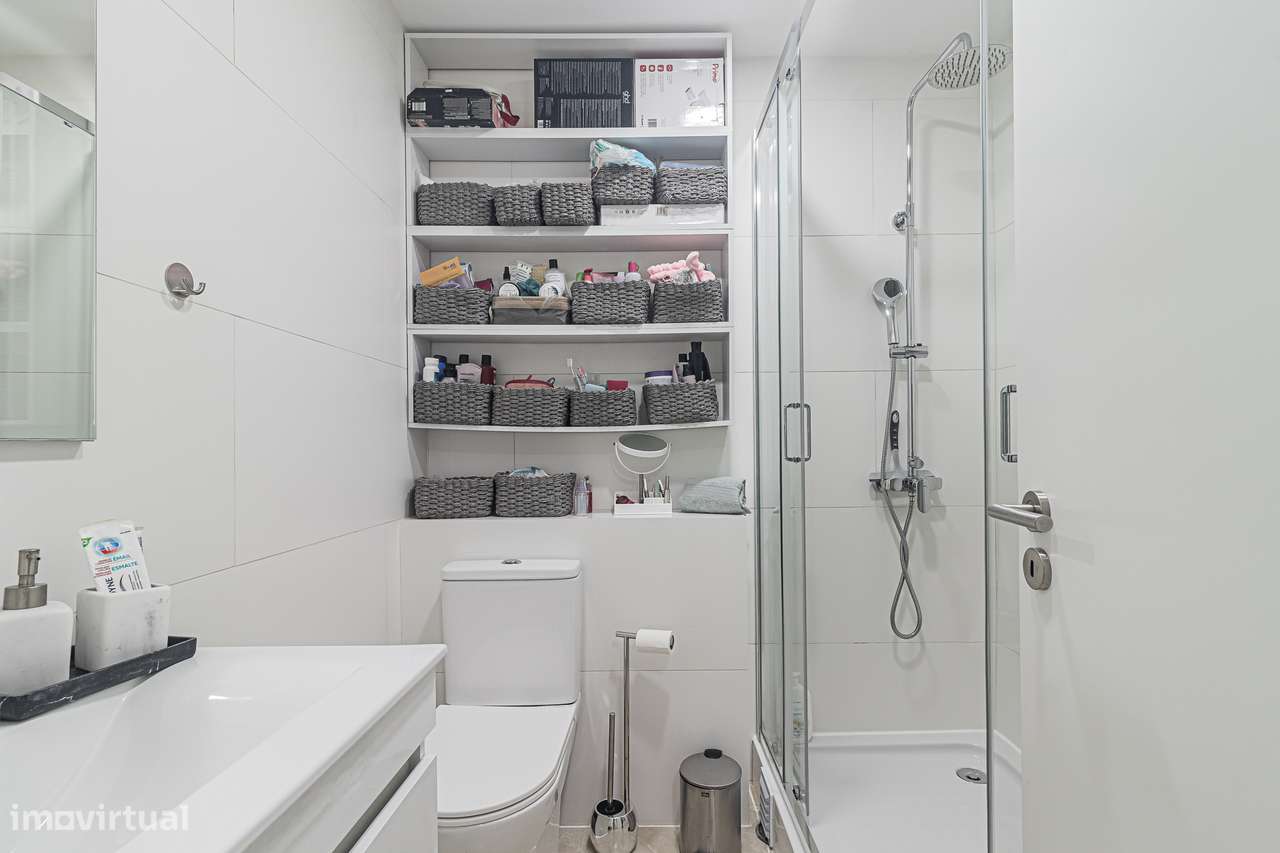 Apartamento T2 + 1 totalmente remodelado, Corroios prédio com elevador-13