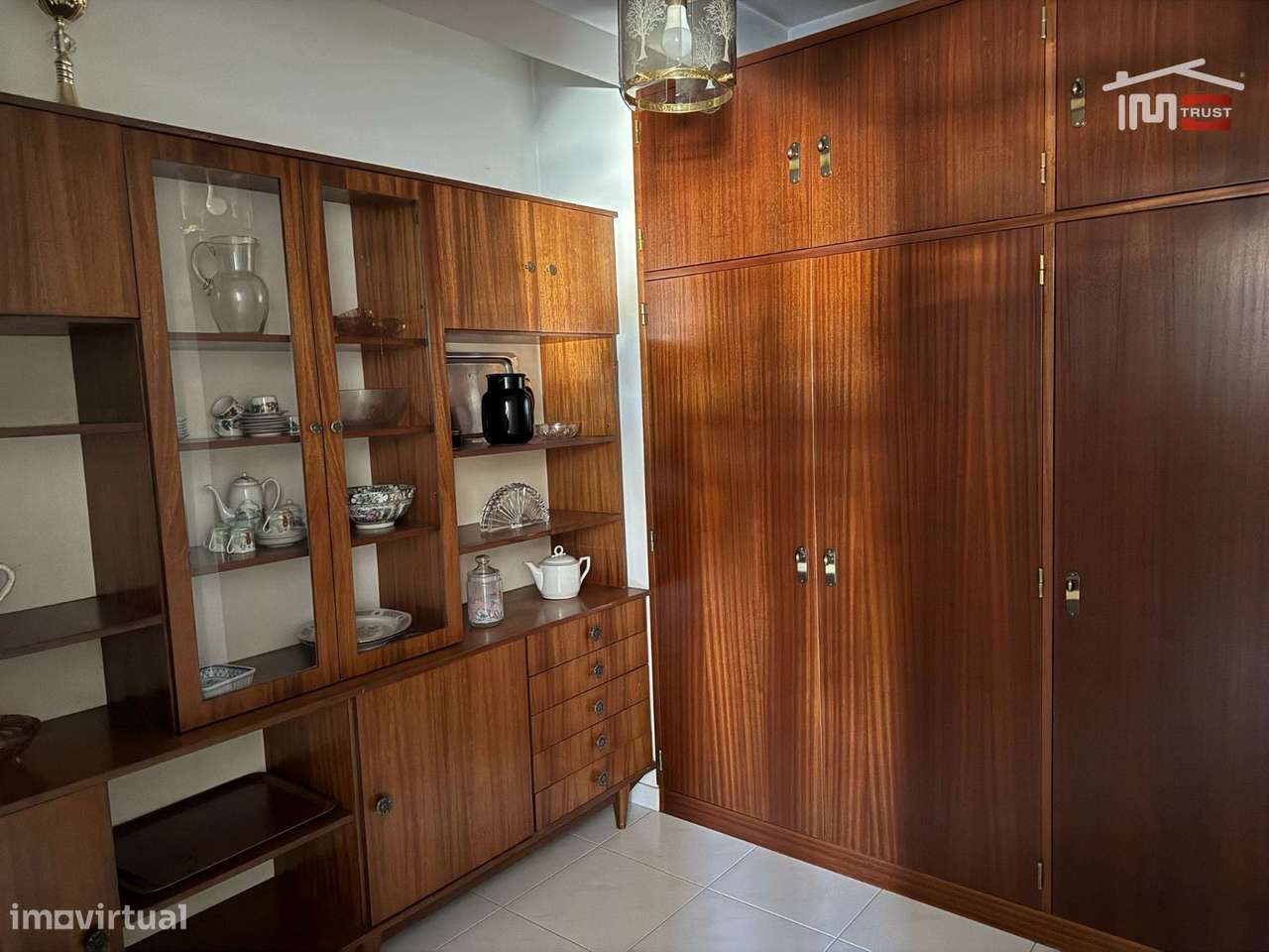 APARTAMENTO T1 TOTALMENTE MOBILIADO COM ELEVADOR VARANDAS E PARQUEA... - Grande imagem: 4/13