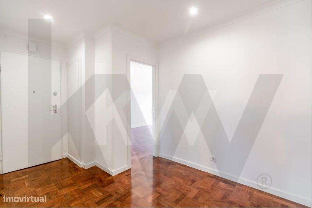 São Domingos de Benfica | Apartamento T2 Remodelado c/ varanda junto a-12