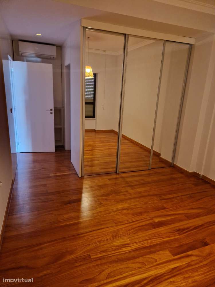T3 Luxo (T3+T3 ligados/2 Fracções) com 3 Boxes Vistas - Almada Centro-15
