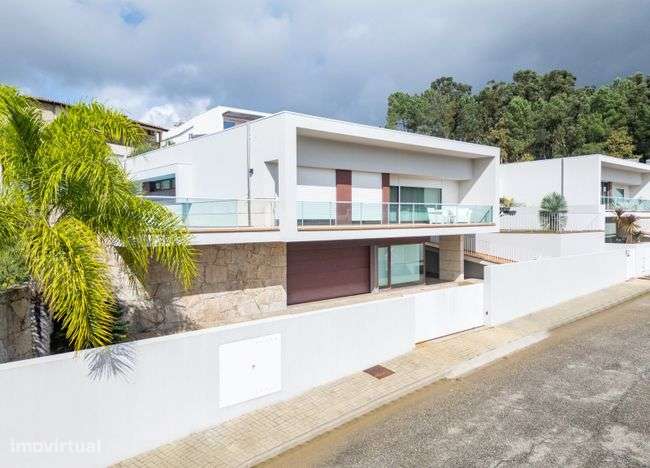 Exclusiva Moradia Individual Moderna e Luxuosa-35