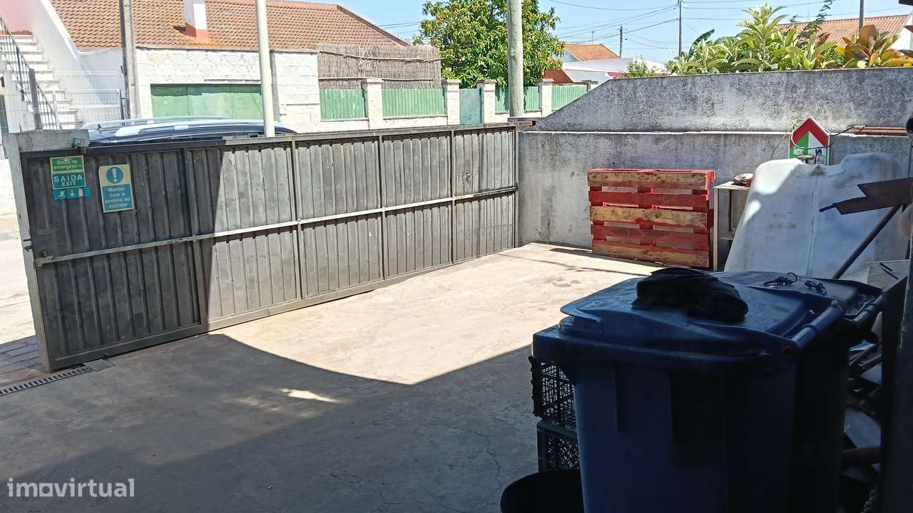 Armazém | Diversas utilidades, inserido em lote de 251 m2-10