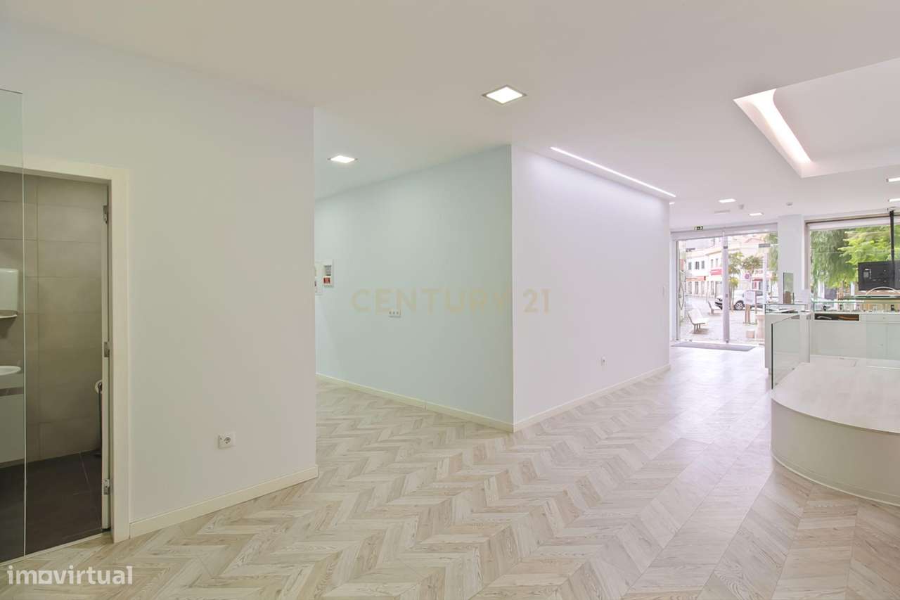 Loja com dois pisos localizada numa zona central e consolidada de Saca - Grande imagem: 4/14