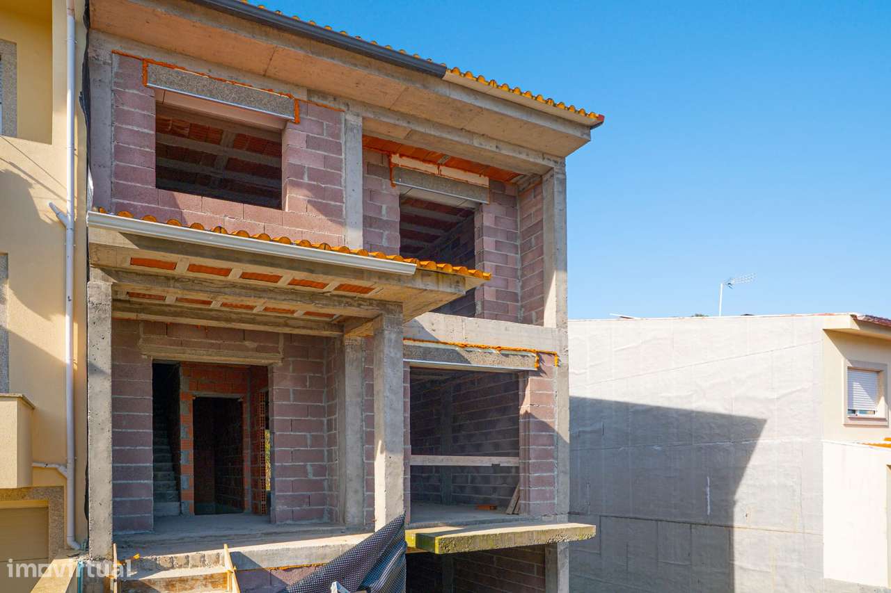 Moradia T3 por terminar em Cabanelas|Elevado potencial de investimento-5