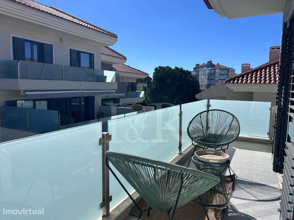 Moradia T3 renovada em condomínio com piscina no Estoril-20