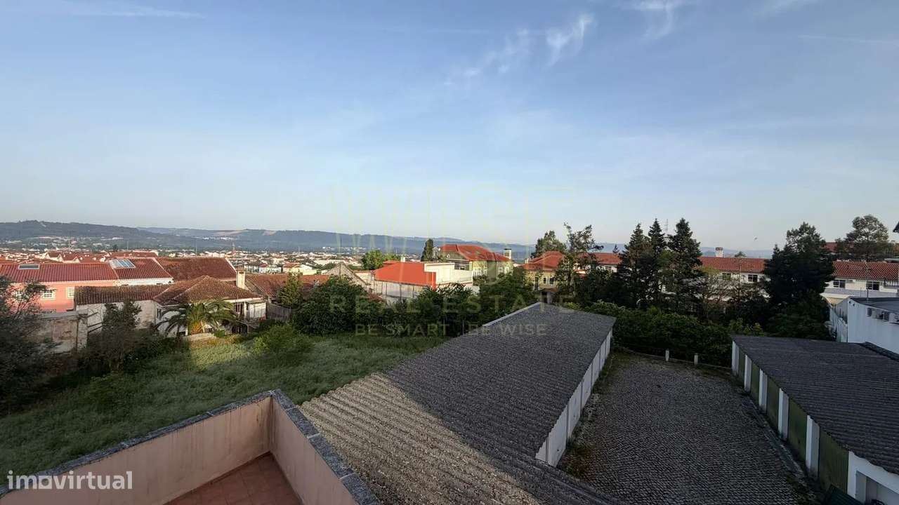 Apartamento T3 com  Garagem e Arrumo no Centro da Lousã-12