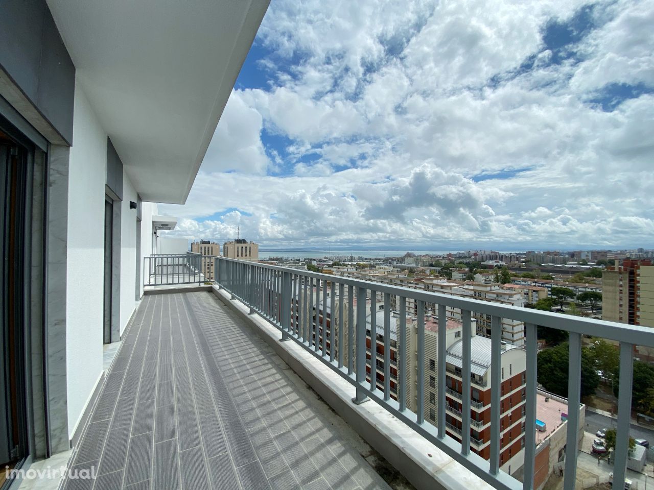 Apartamento T2 com vista rio em Olivais (Spacio Shopping)