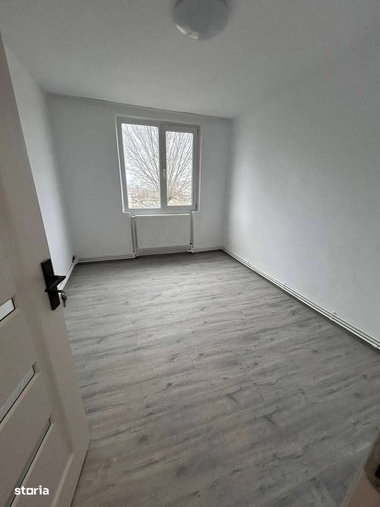 De vanzare apartament cu 3 camere, zona Spitalului Nou 57.000euro - Imagine principală: 3/7