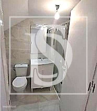 Loja remodelada e transformada em apartamento no Laranjeiro-3