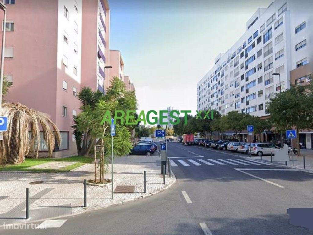 Loja para venda com rendimento, nas Laranjeiras, em Lisboa-16