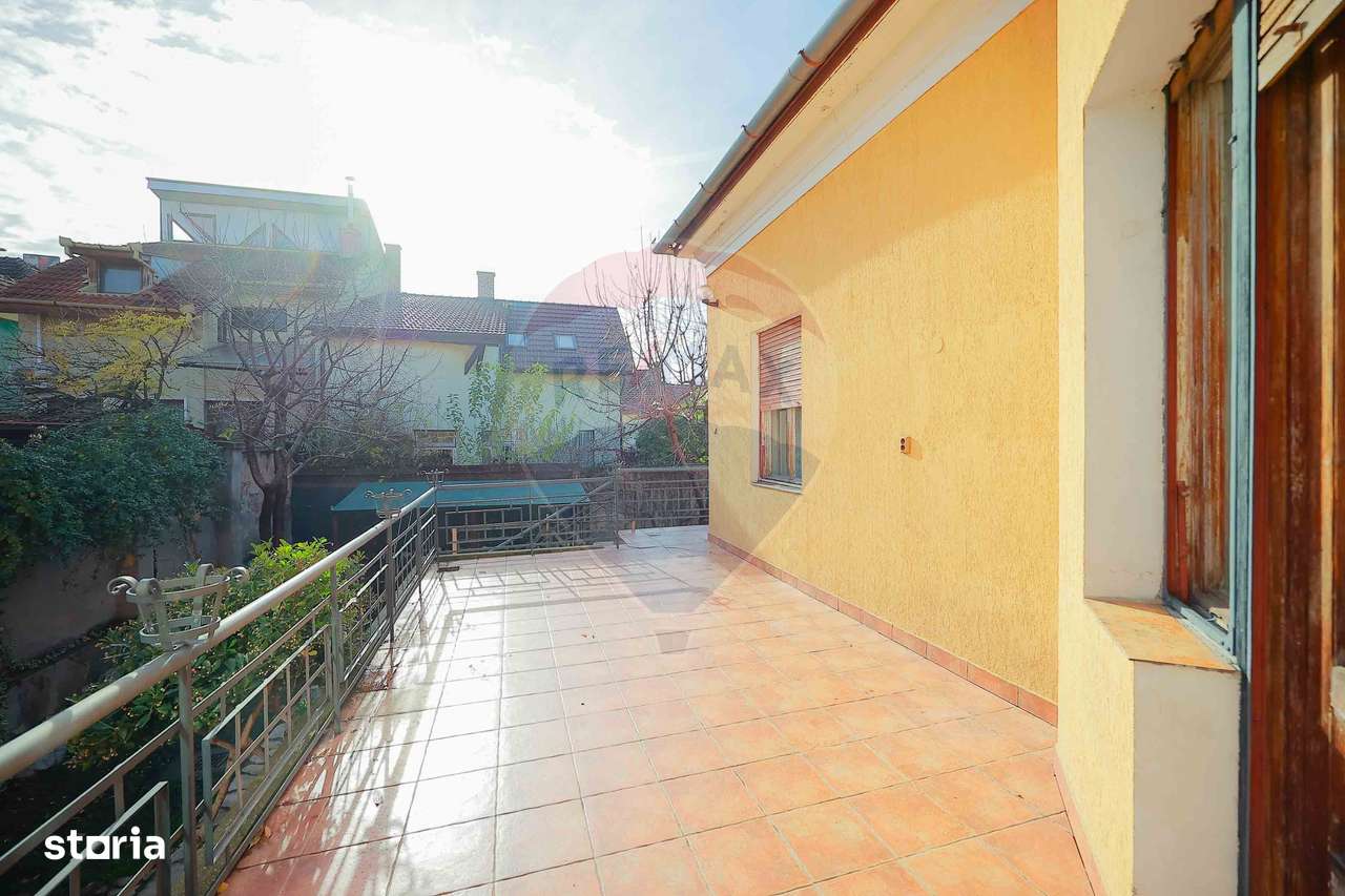 Casă Evreiască de Vânzare, Singur în Curte în zona Ultracentral-8