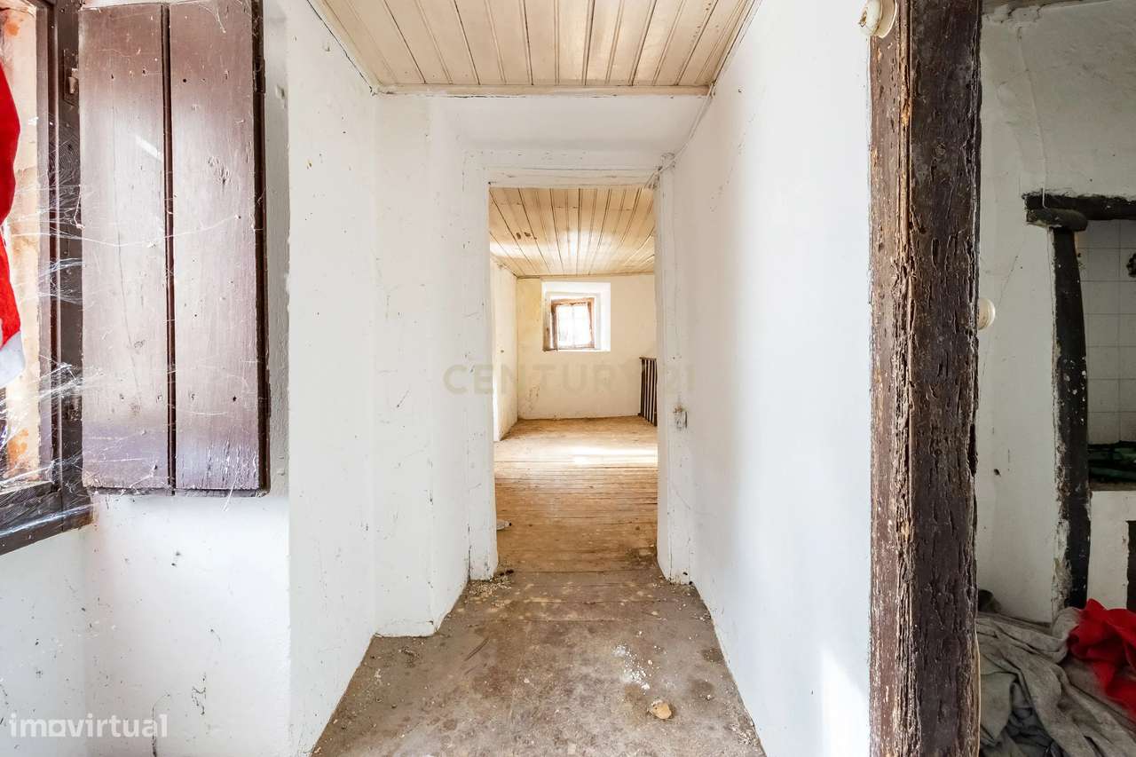 Moradia em ruína, dentro das muralhas em Óbidos-14