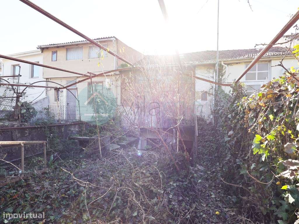 Moradia para reconstrução situada numa zona privilegiada do Porto-10