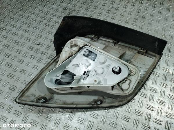 LAMPA TYLNA PRAWA OPEL ASTRA H 13223674 - 3