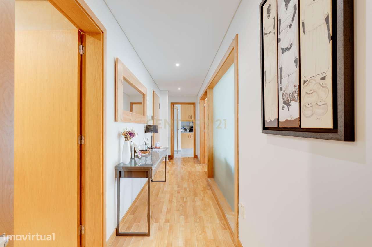 T4 com elegância e centralidade: O Seu Próximo Lar em Vila Nova de Gai-5