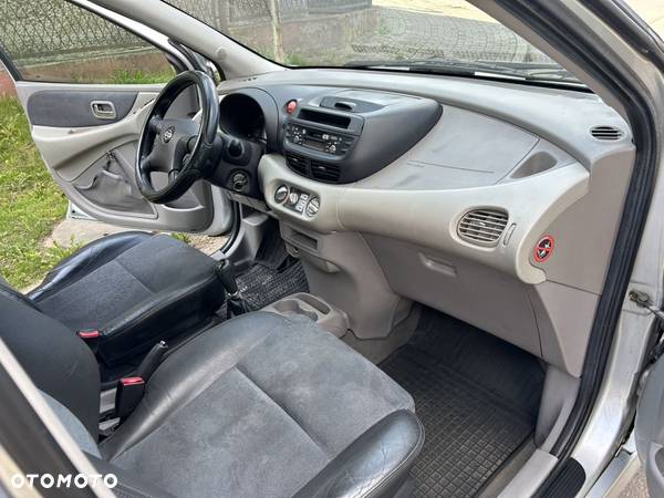 Nissan Almera Tino 1.8 Comfort High - 12