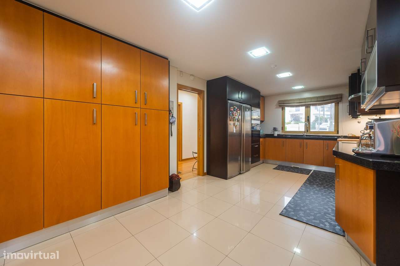 Moradia T-4+1 em Agualva Cacém-24