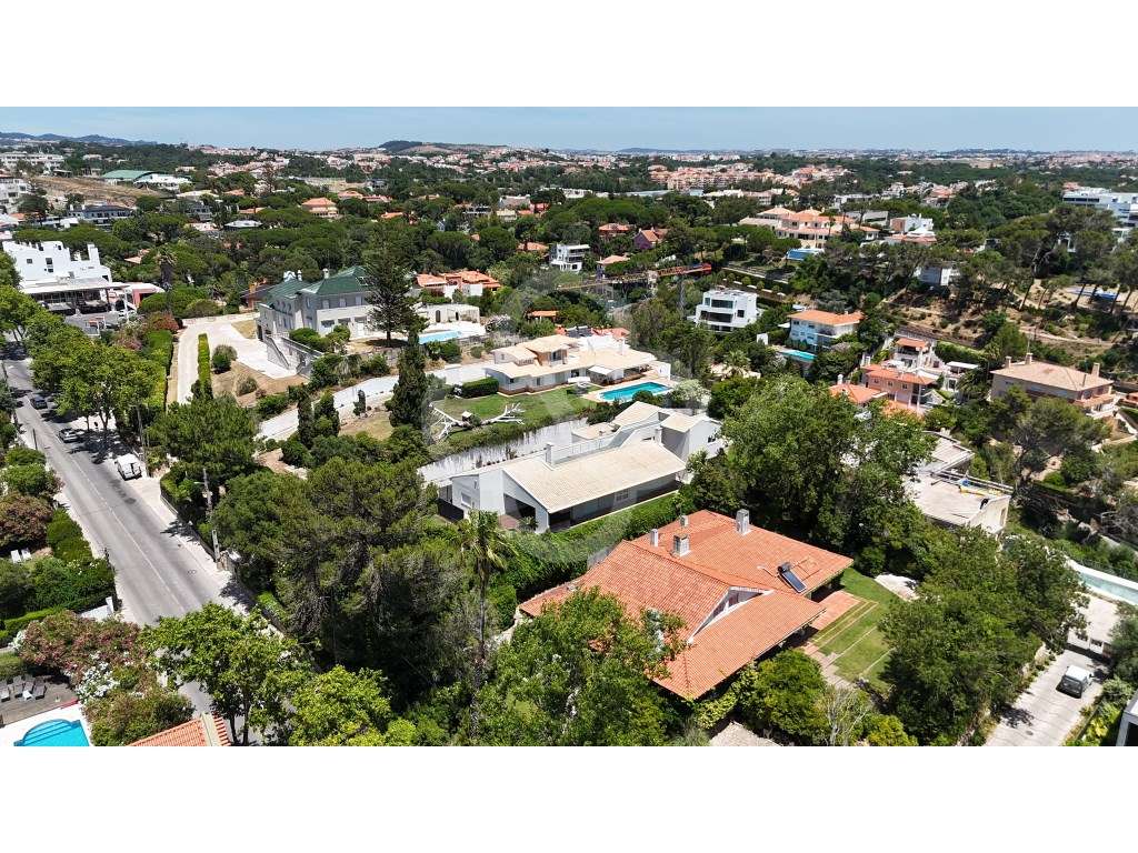 Moradia T6 Isolada no Estoril com piscina e garagem mais espaços ve...-35