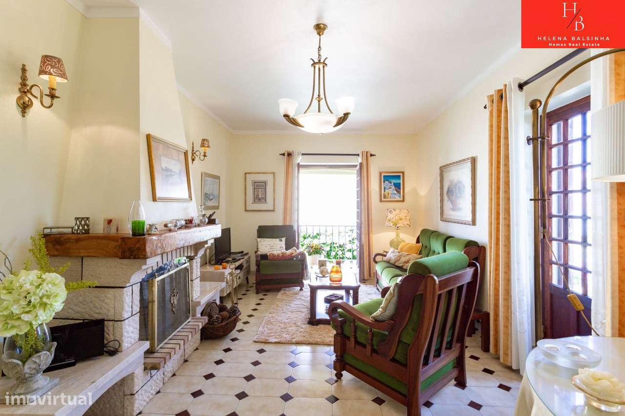 Bonita moradia V6, situada nos Casais de São Lourenço, junto à pra-8