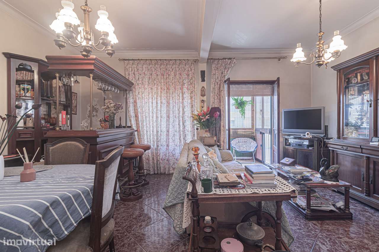 Apartamento T4 transformado em T3 no Laranjeiro-5