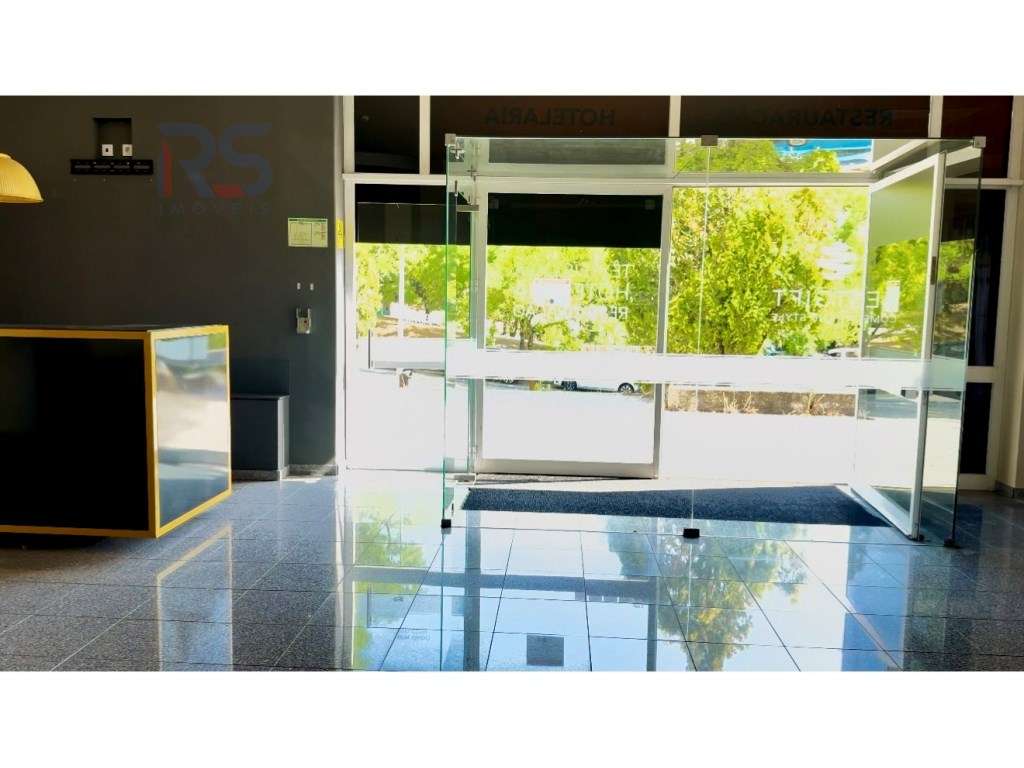 Loja de 4 frentes Porto Egas Moniz-21