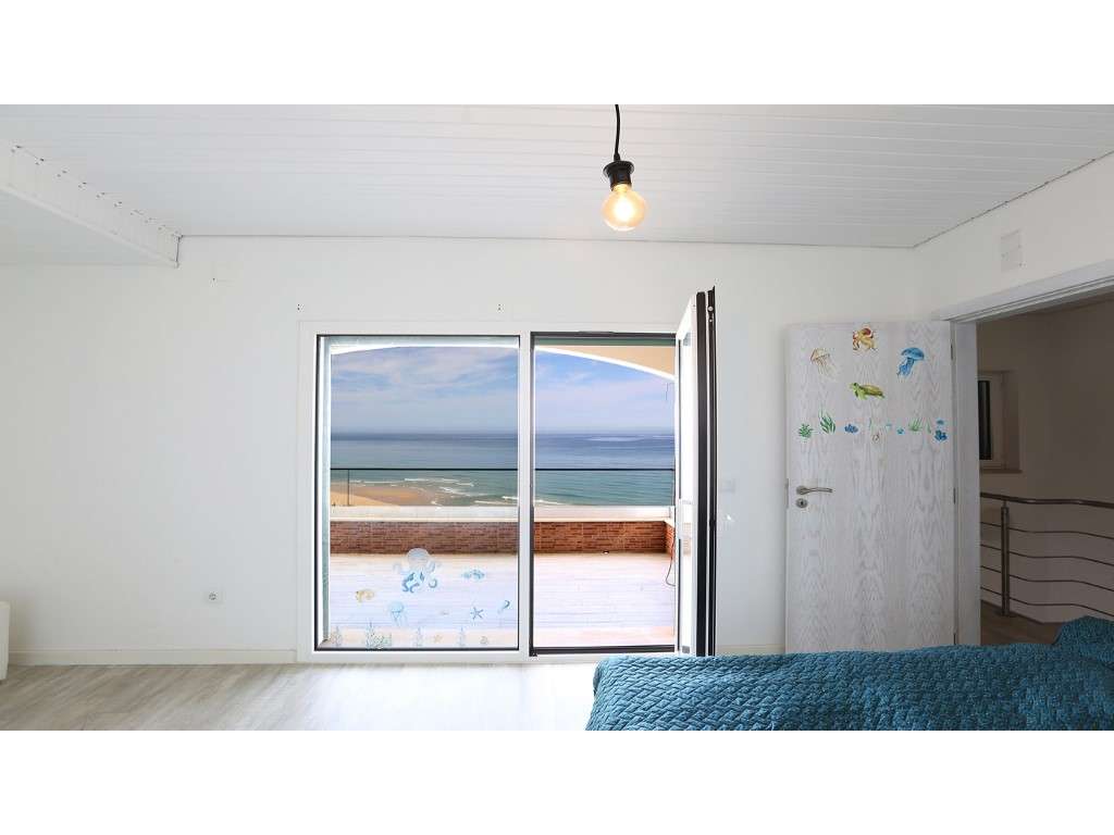 Moradia isolada V2+2 com vista mar na Praia da Légua-24