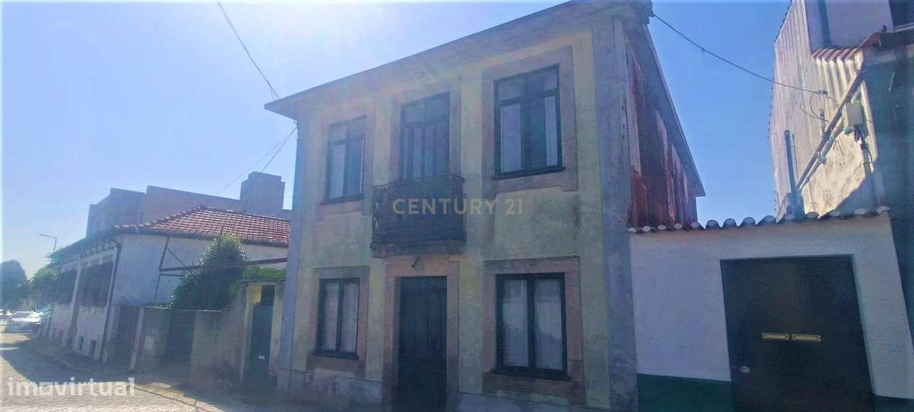 Moradia bifamiliar com cinco quartos, terreno e água para reconstrução - Grande imagem: 4/41