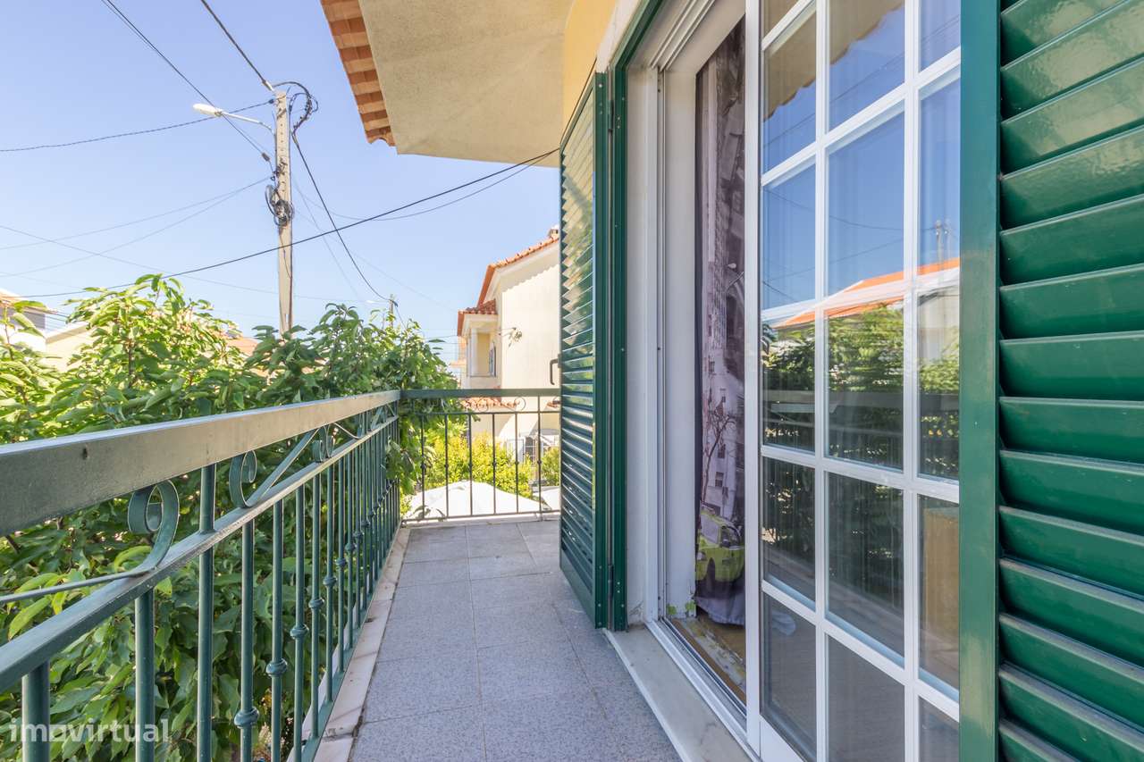 Moradia geminada T3 na Quinta do Conde com piscina, garagem e jardim-21