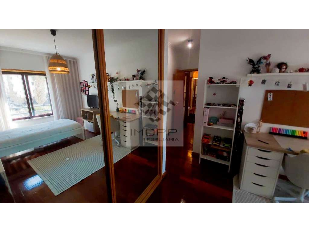 Fabuloso T4 na Radial em Odivelas com estacionamento!-28