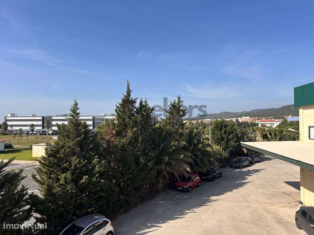 Armazém e escritório no Centro Empresarial Sintra Estoril com 1200 m2-17