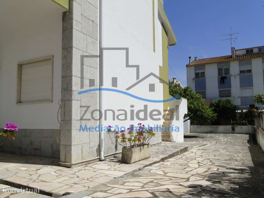 MORADIA COM 2 PISOS , OITO DIVISÕES, GARAGEM E LOGRADOURO - LOCALIZ...-19