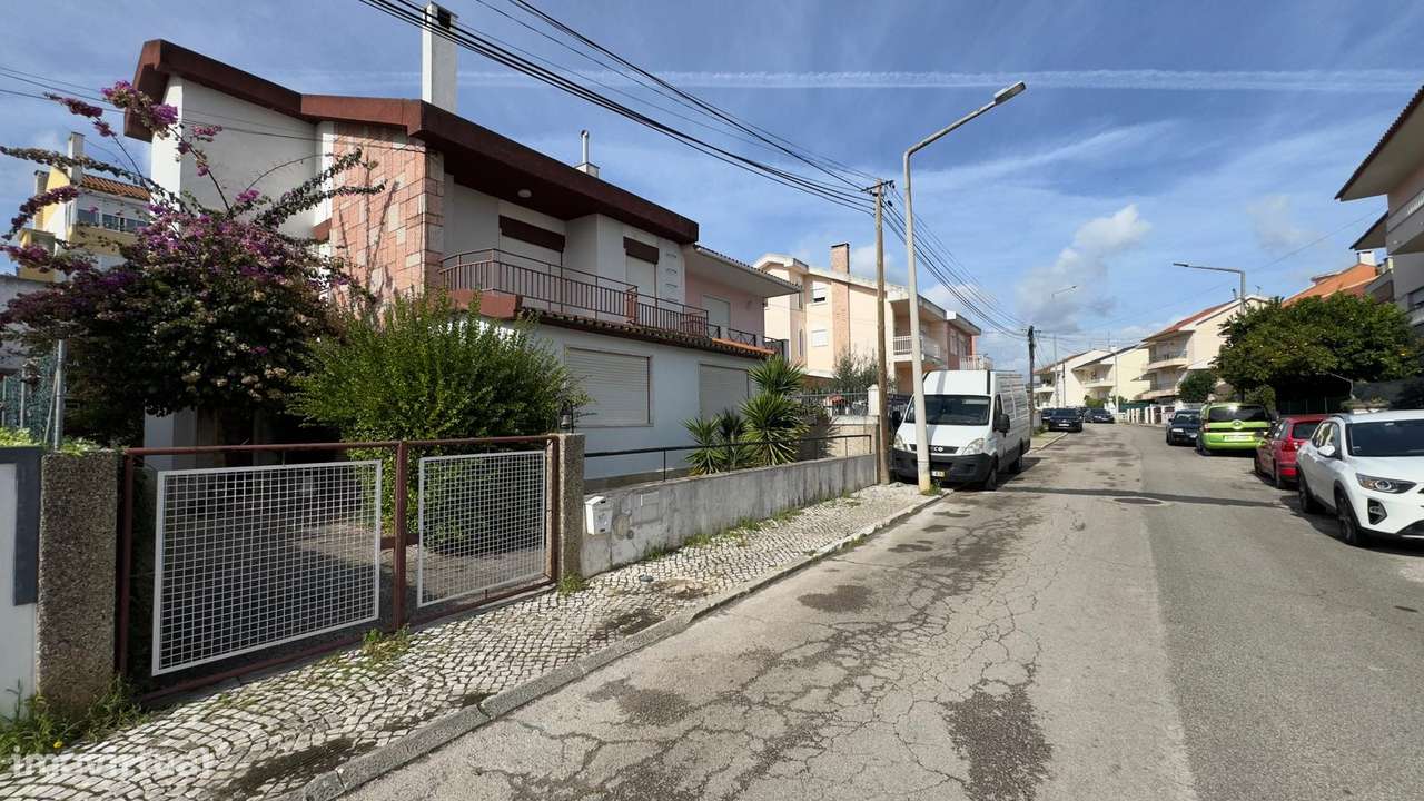 Moradia T6 - 220m2 - 3 pisos - 2 garagens - Barro - Pinheiro de Loures-0