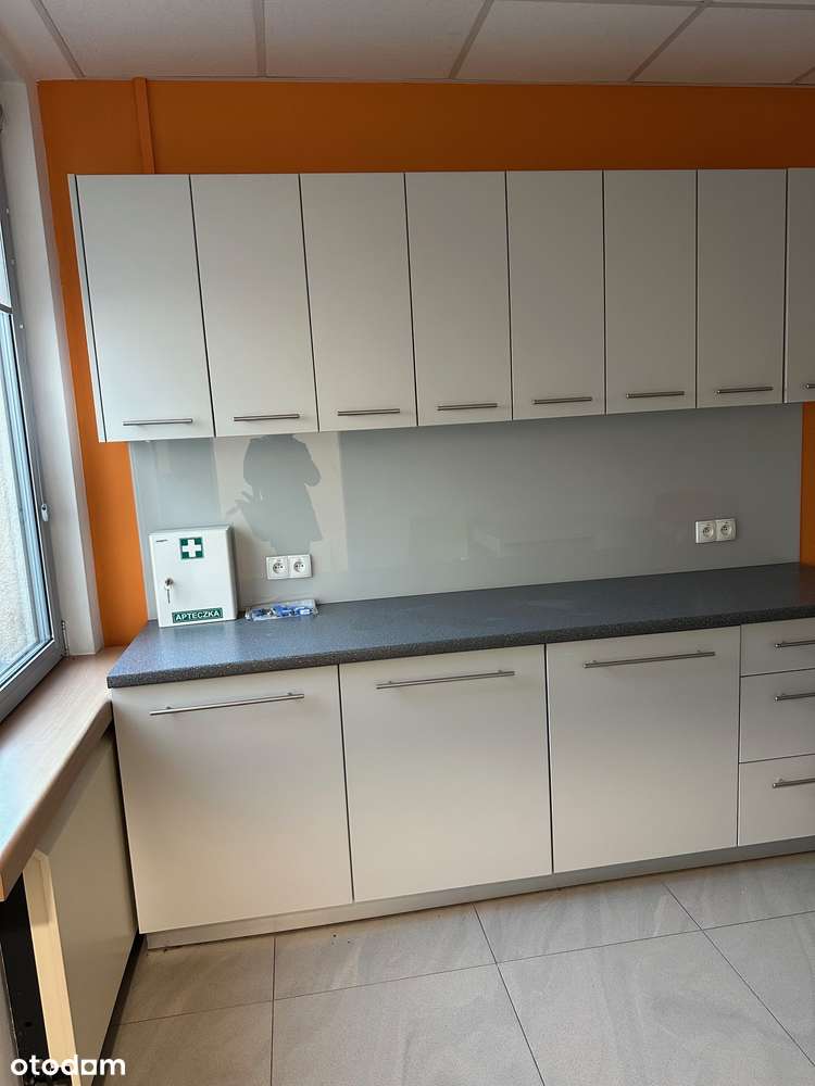 Dużo miejsc parkingowych, dostępność Metra, taras. - Pełny obrazek: 5/8