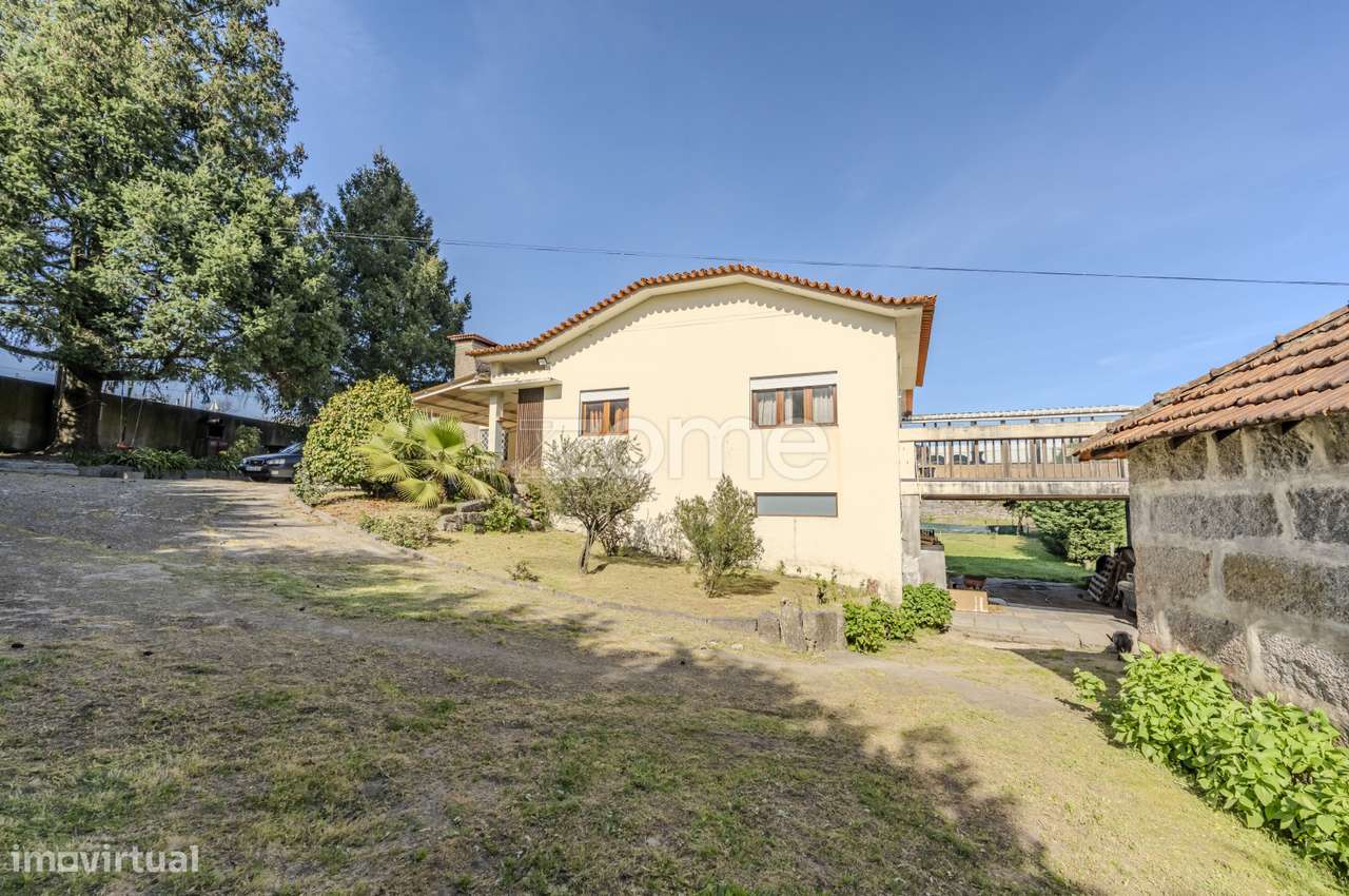 Moradia T4 Com Terreno De 11 400 M Frente De Rio Em Gondar Guimar