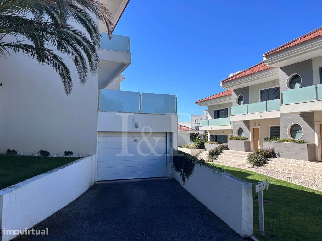 Moradia T3 renovada em condomínio com piscina no Estoril-50