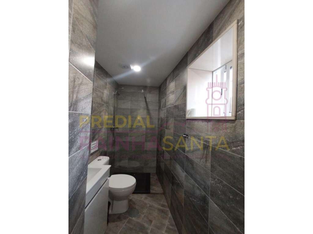 Prédio c/ três apartamentos T4 e lavandaria - Coimbra-23