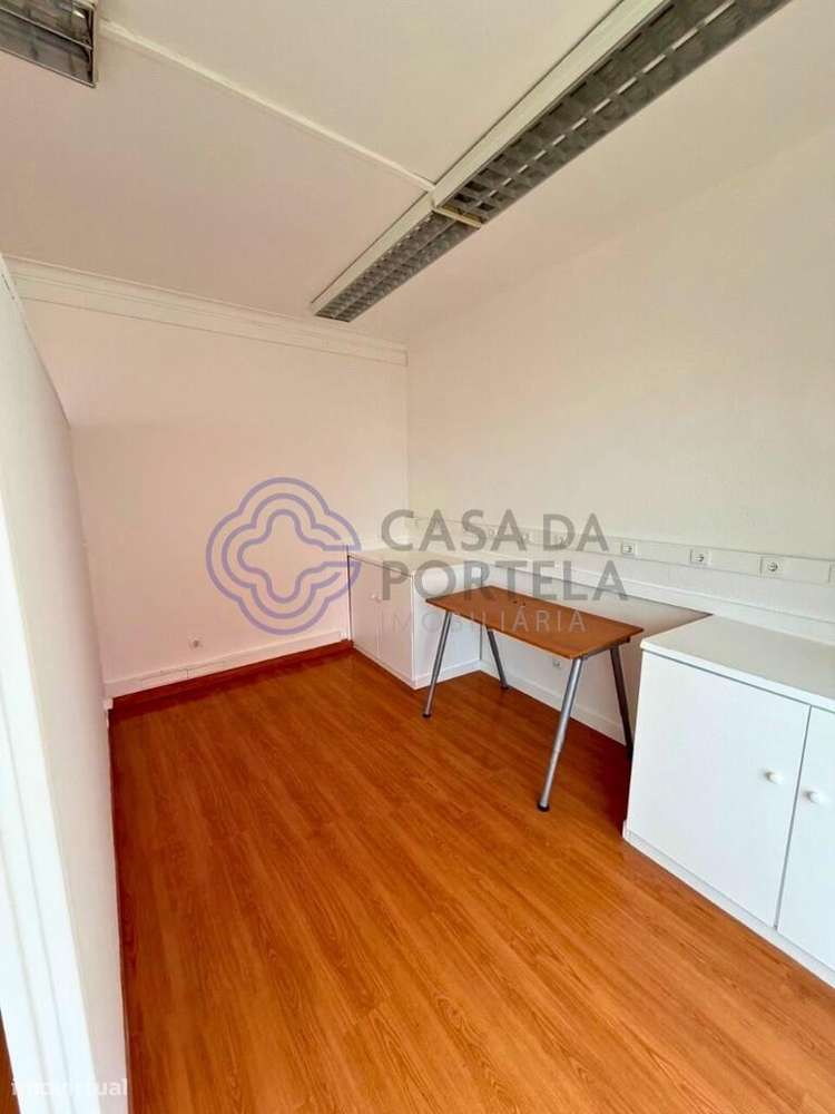 Loja na Graça, com montra ampla e excelente luz natural, para arrendam - Grande imagem: 4/8