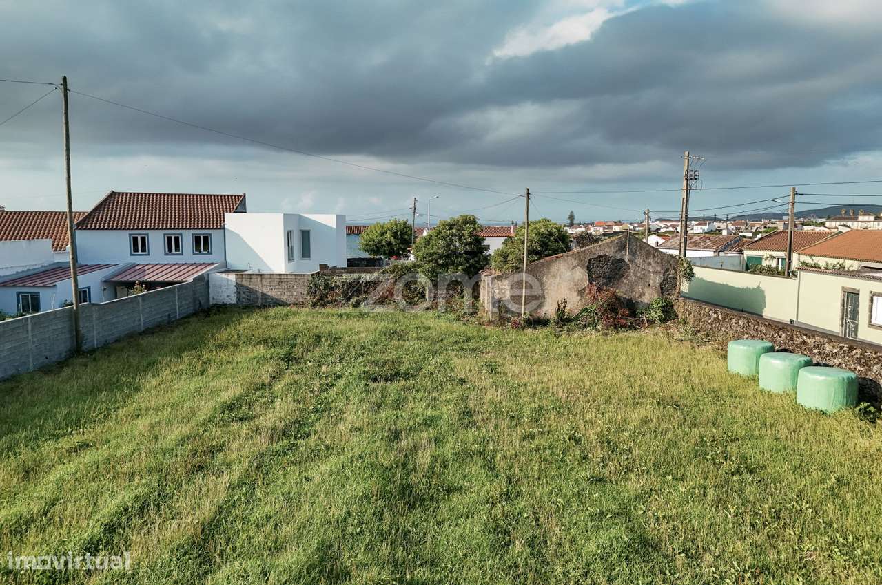 Conjunto Imobiliário com Moradia, Ruína e Terrenos na Ribeira Grande-11