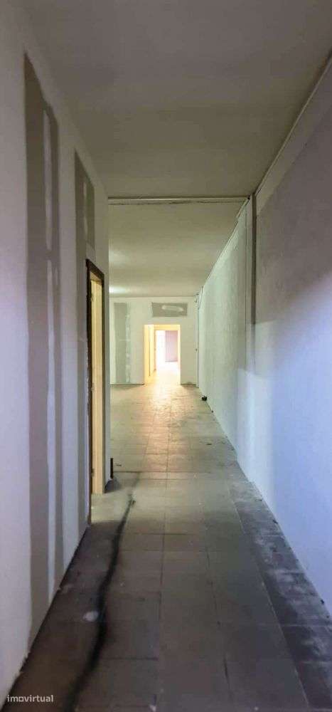 Armazém com 280 m² em Lomar, em plena cidade de Braga, próximo à P - Grande imagem: 2/23