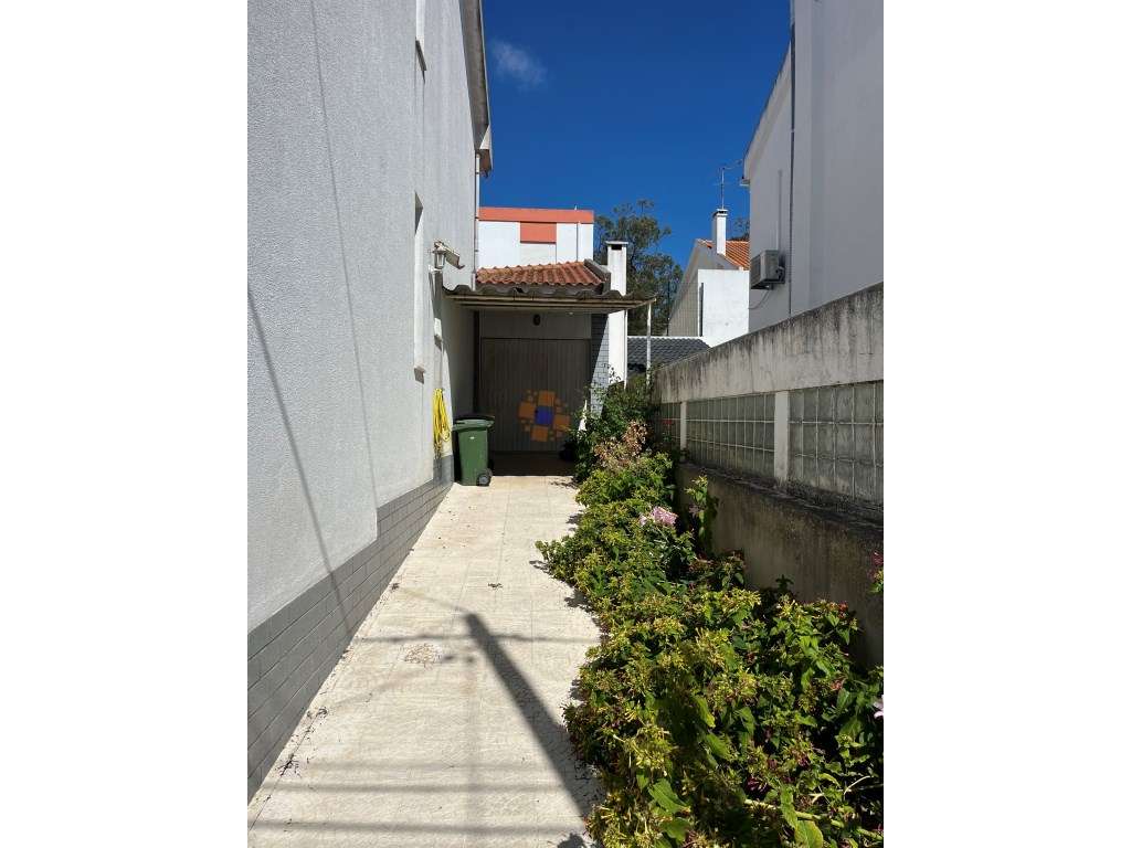Moradia Geminada T5 em Vale de Milhaços - Corroios-23