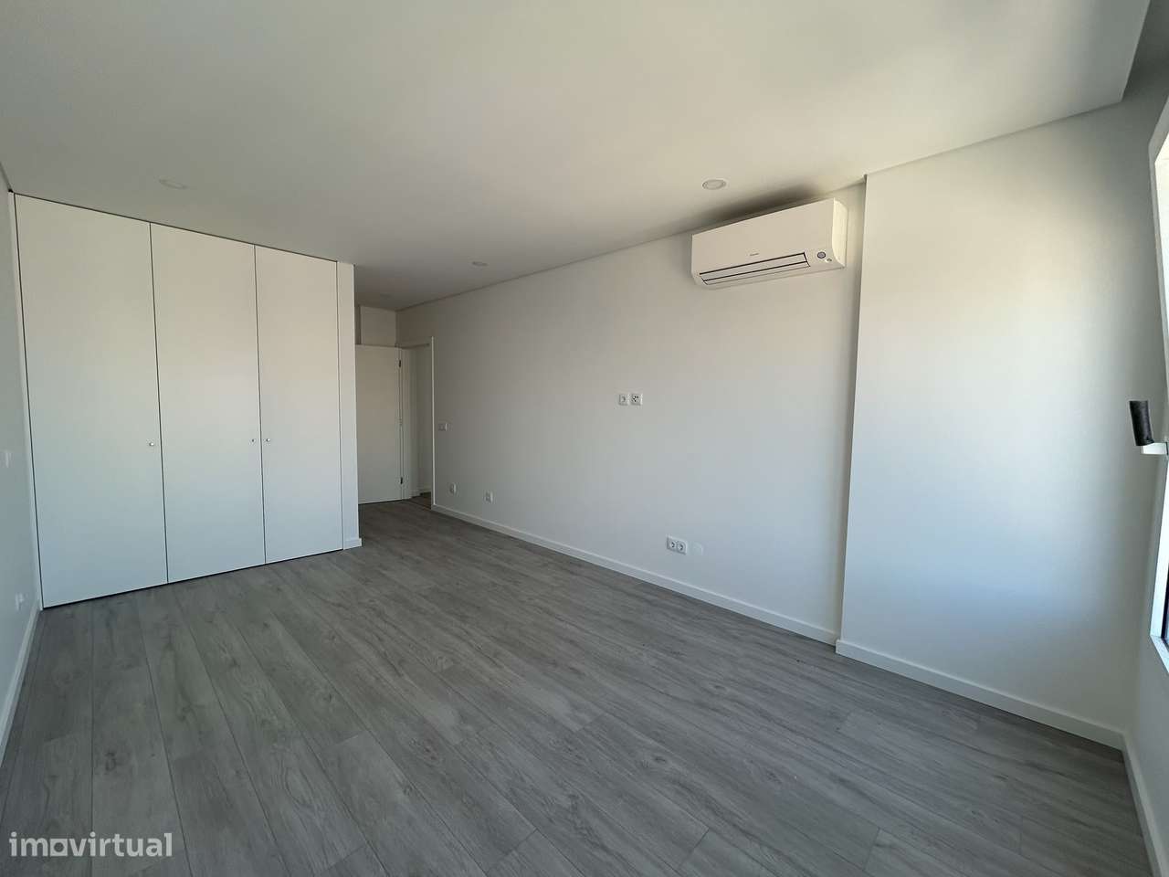 Moderno T4 Duplex com Terraço e Garagem-10