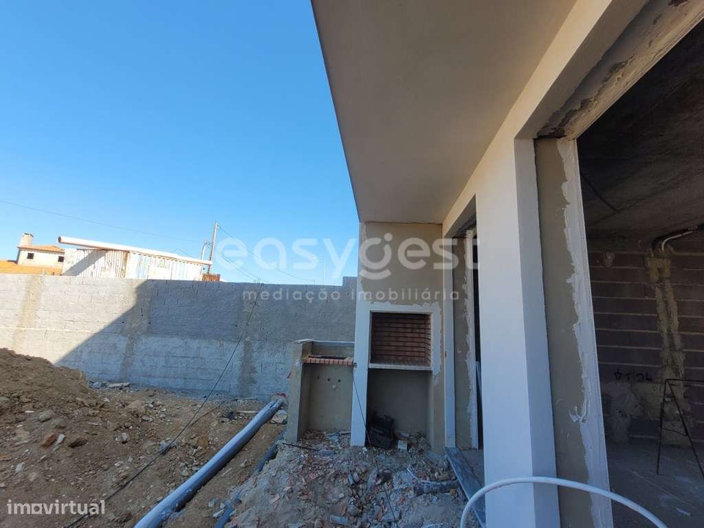 Moradia T4 em Condomínio Fechado, em construção, com garagem e jardim. - Grande imagem: 5/44