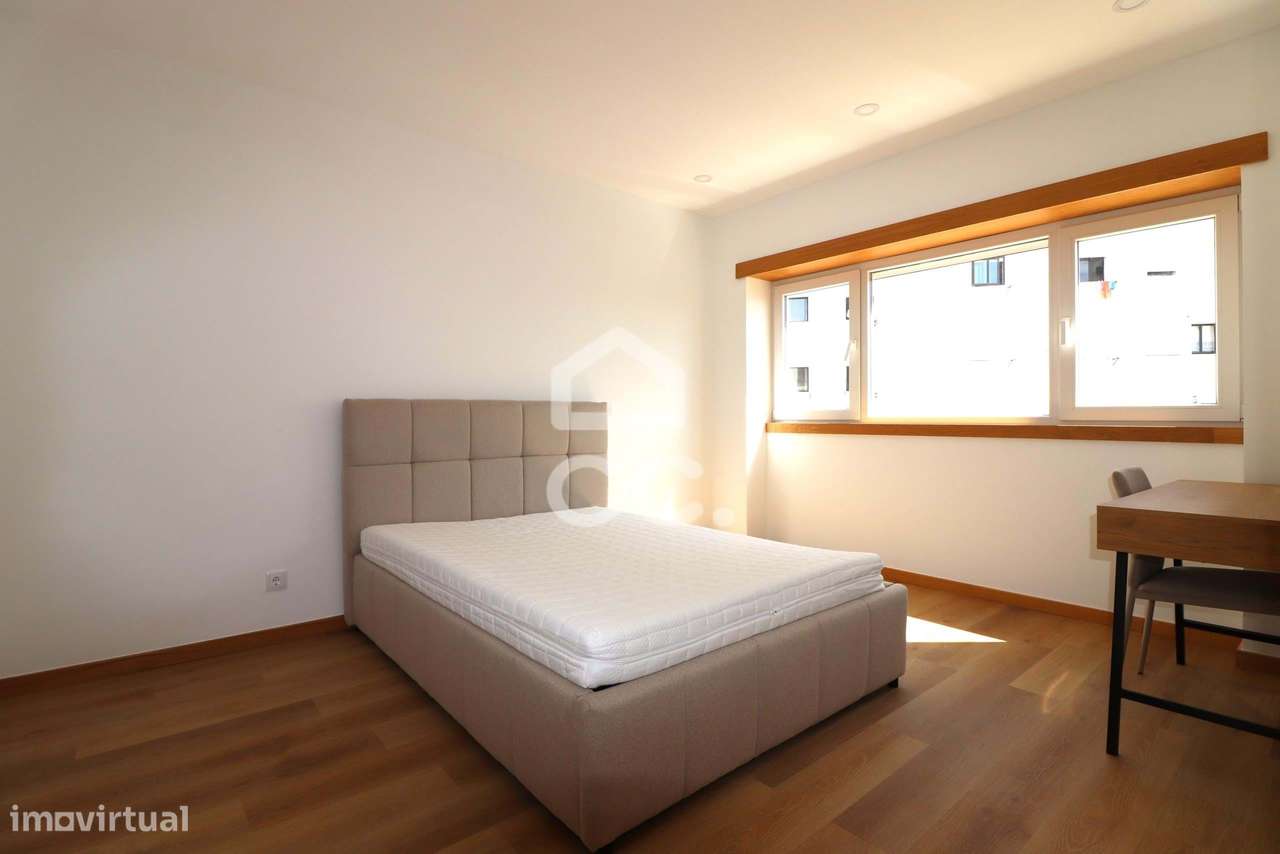 Moradia totalmente remodelada com 6 apartamentos T2 junto à Dias da Si-3