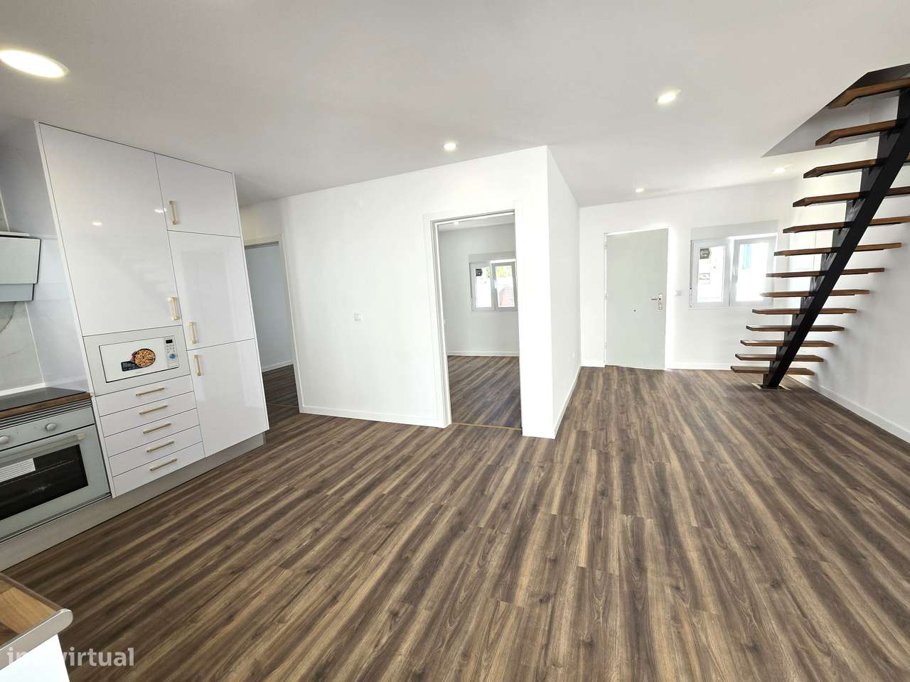 Fantástica Moradia T2 Totalmente Renovada, Independente em Setúbal-15