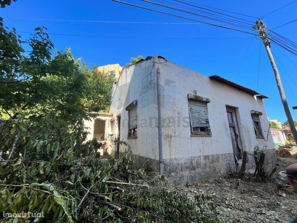 Vende-se moradia para reconstrução com terreno em Coimbra