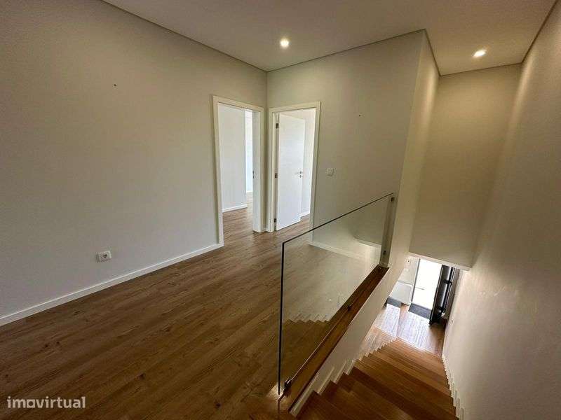 Moradia T3+1 em Monte Córdova Santo Tirso, Porto. - Grande imagem: 5/12