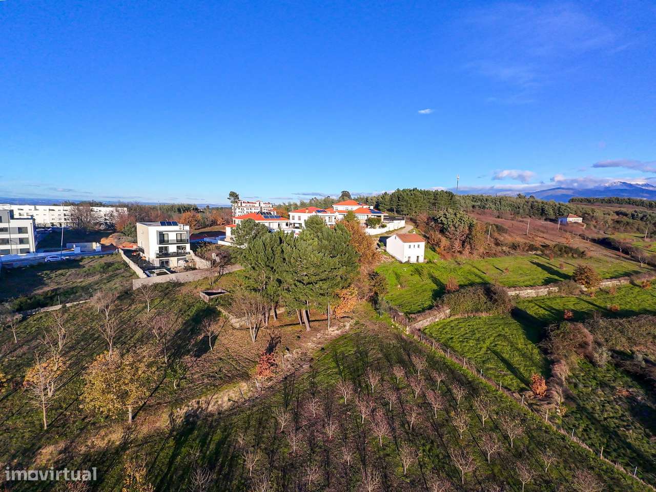 Moradia familiar de alto padrão numa vizinhança premium em Oliveira do - Grande imagem: 3/28