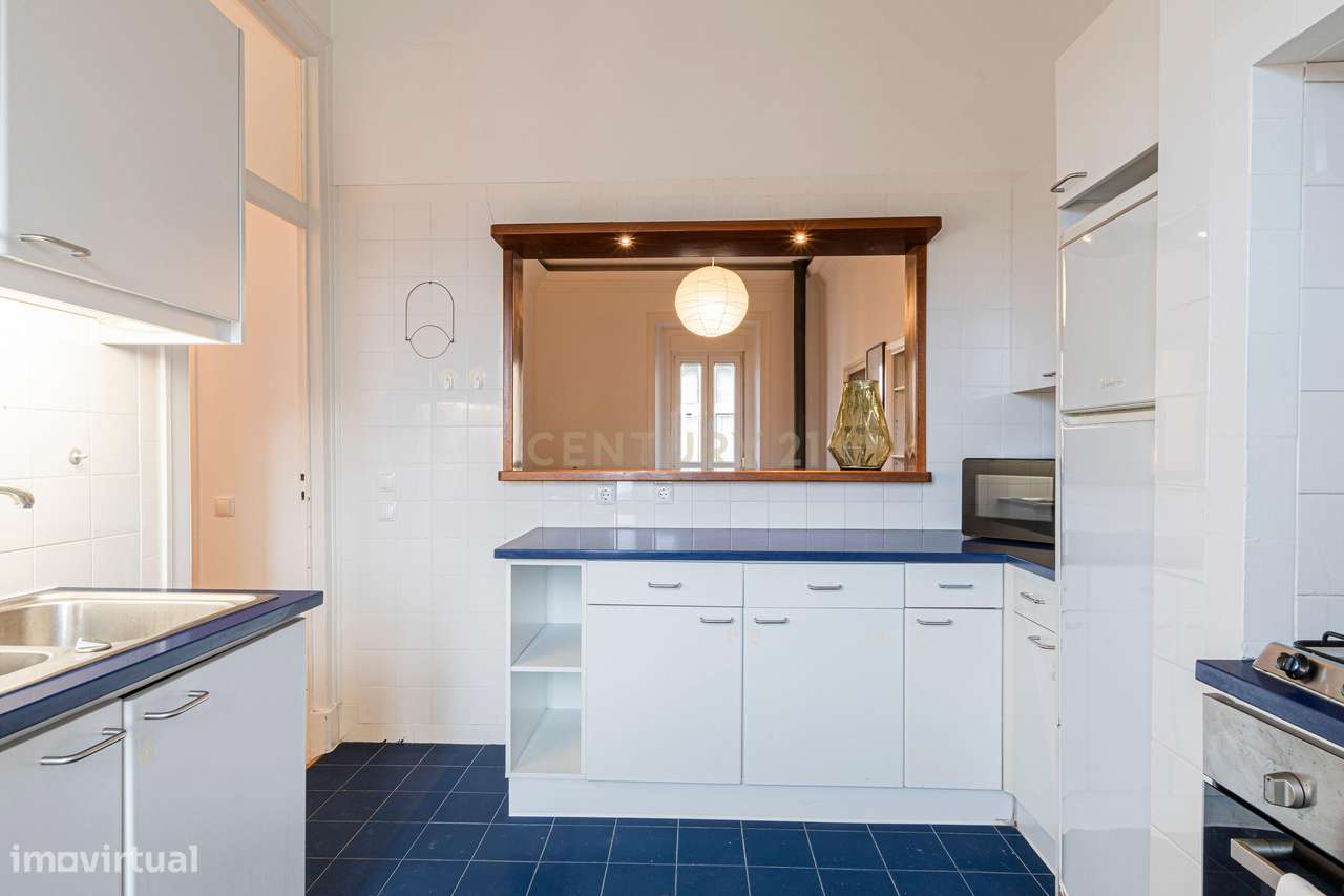 Descubra o Charme da Rua da Bombarda: T3 com Terraço e Vista Deslumbra-4