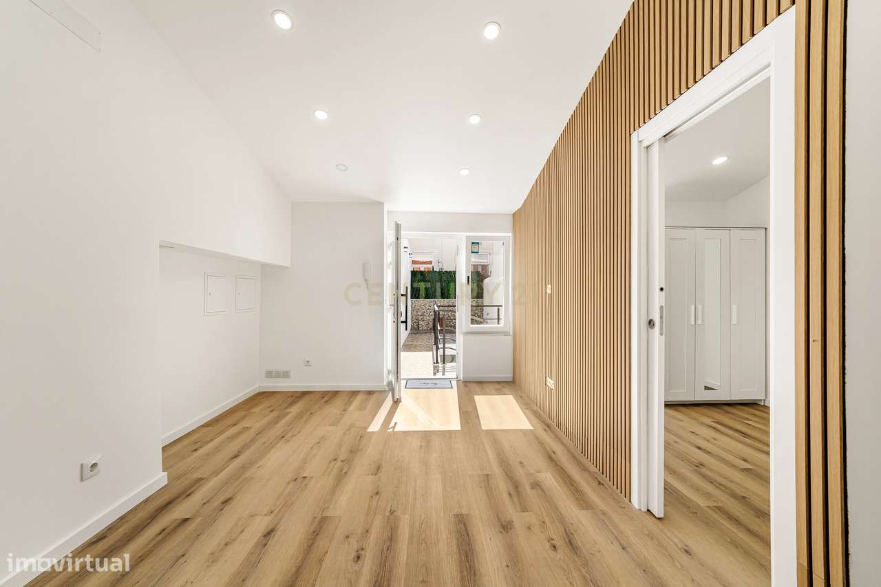 Prédio Totalmente Renovado com 2 apartamentos T1 e espaço exterior no-24