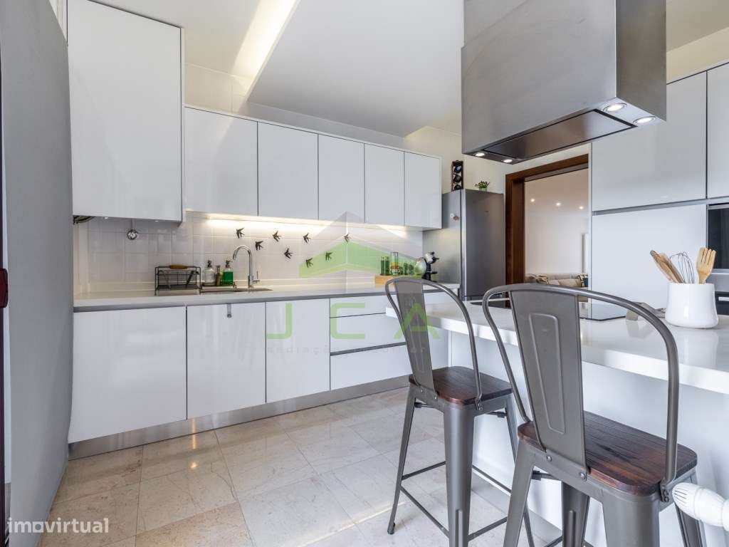 Apartamento T4 com terraço e piscina-7